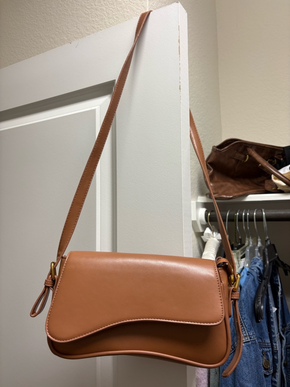 Sleek Tan Leather Crossbody Bag - Modern Shoulder Purse